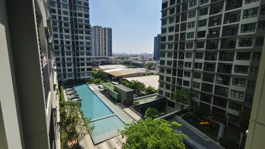 For rent: The BASE Chaengwattana, 9th floor, pool view, fully furnished, very livable. Book now!