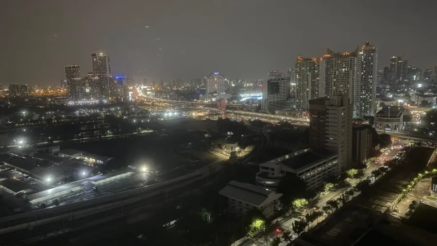 For sale: Lumpini Place Rama 9. Very high floor unit, receiving warm morning sunlight, not hot in the afternoon. Corner unit, not crowded. A highly re