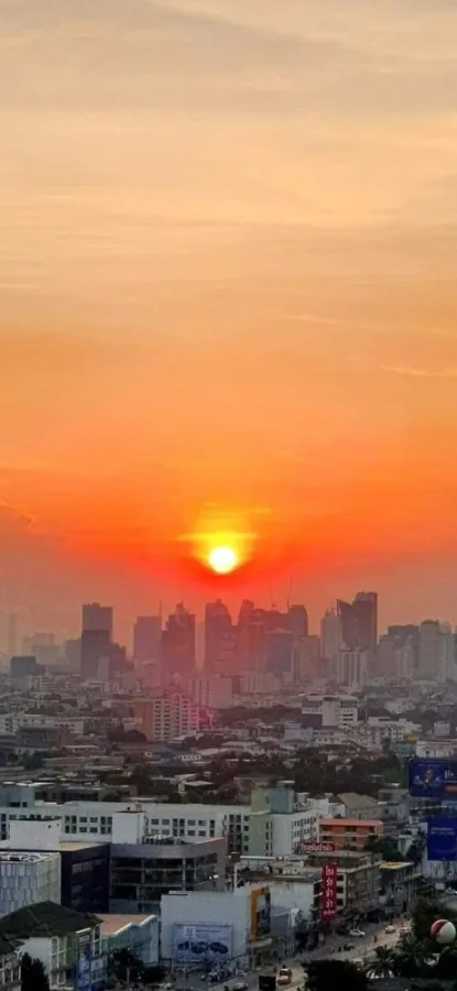 For rent Lumpini Ville Phatthanakan-Srinakarin. The city view is very beautiful. The room is nice and has wallpaper throughout the room. Don't miss it