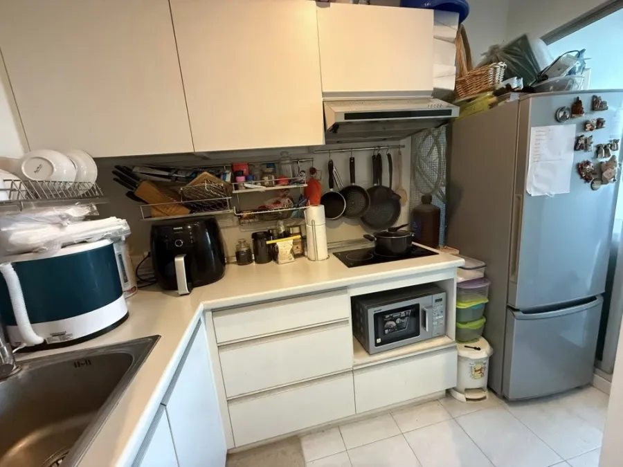 For sale: Lumpini Place Rama 9. Very high floor unit, receiving warm morning sunlight, not hot in the afternoon. Corner unit, not crowded. A highly re