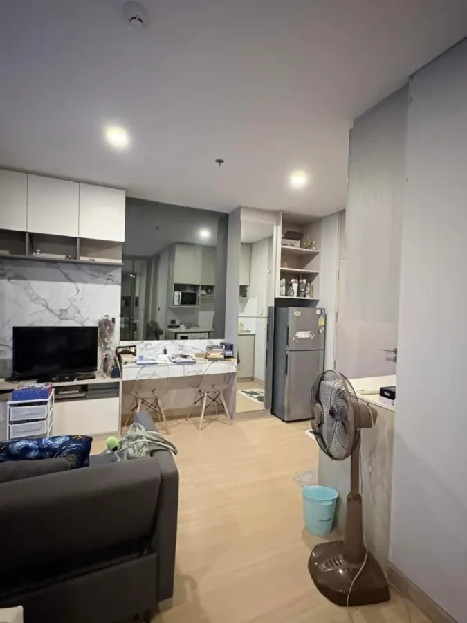 For rent: Lumpini Suite Dindaeng-Ratchaprarop. A lovely room with high-quality built-in furniture. Don't miss out!