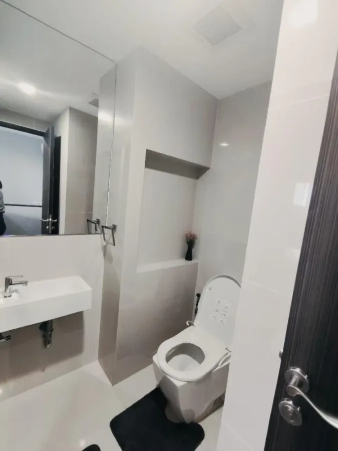 For rent: RHYTHM SUKHUMVIT 44/1, the room has a lot of usable space, fully furnished, you can't miss out on booking it.