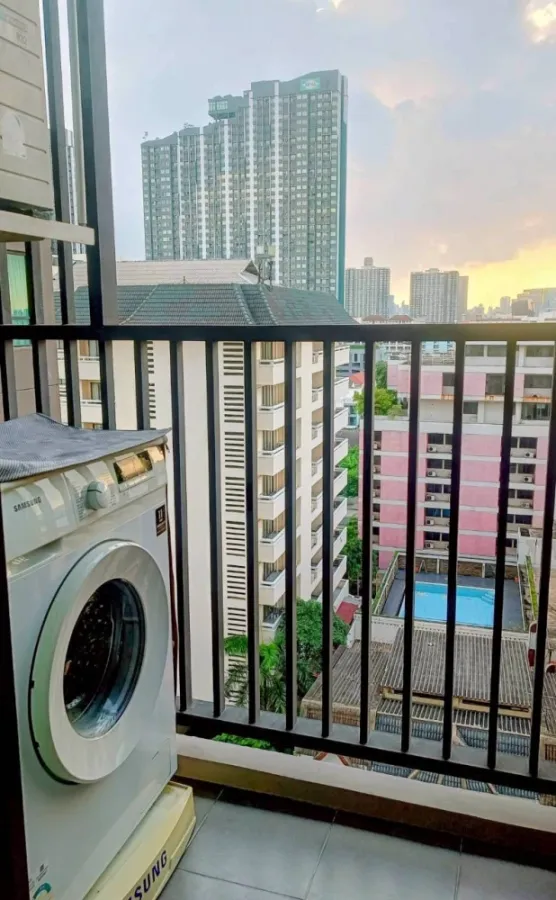For rent, Knightsbridge Collage, Ramkhamhaeng, high ceiling. Pool view, nice room. If interested, hurry up and reserve now. Don't miss it.
