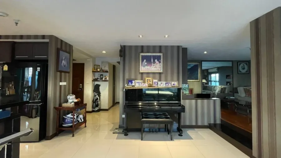 Selling a very spacious 3-bedroom, 3-bathroom condo at Lumpini Ville Phahol-Sutthisarn, complete with built-in furniture. Book now!