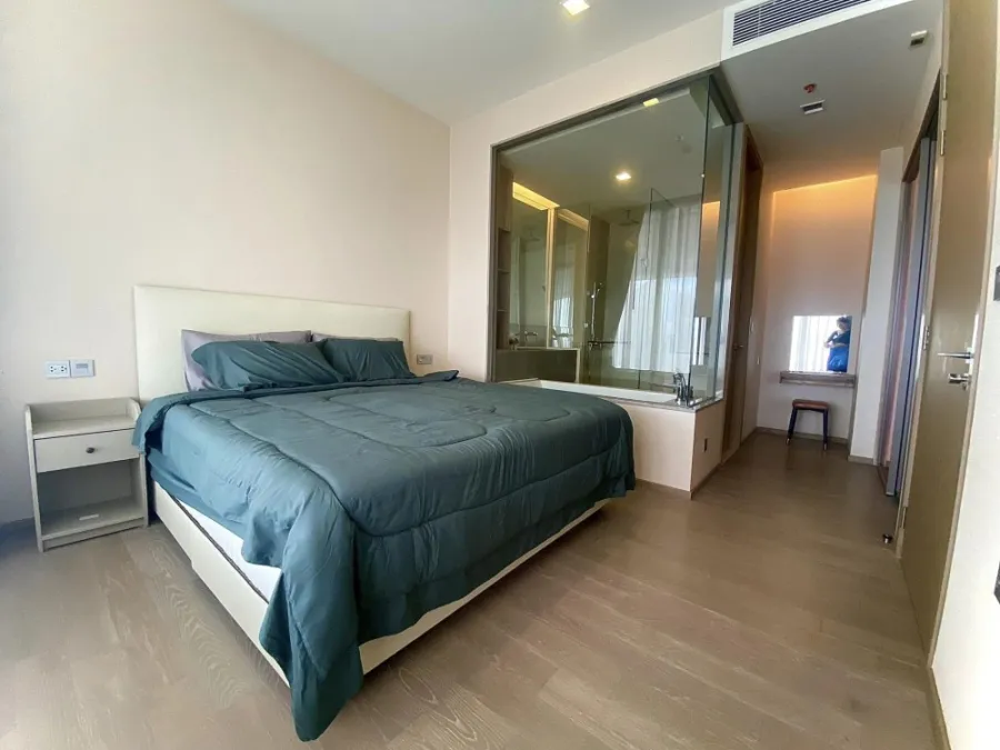 For rent: The ES Asoke, the room is not cramped, lots of usable space, 32nd floor, very high, amazing city view. You will regret it if you miss it.