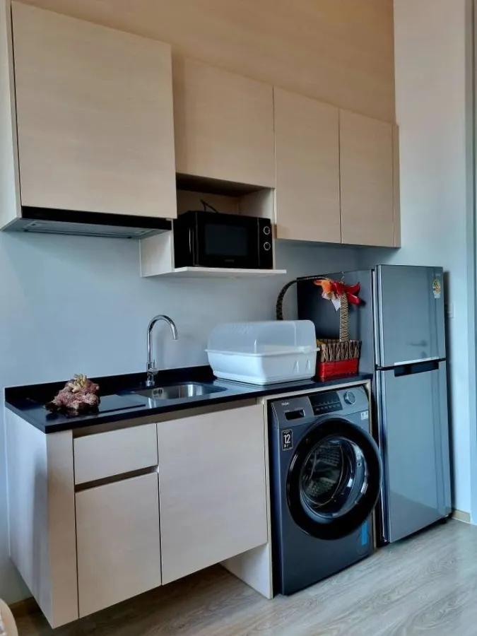 For sale or rent Noble Revolve Ratchada 2, corner room has a lot of privacy, 4 meter high ceiling, doesn't feel cramped. You can reserve it now.