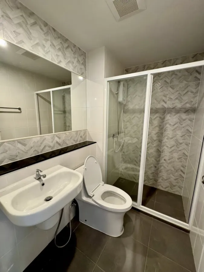 Condo for rent, Regent Home Bangna. Beautifully decorated unit with high-quality built-in furniture. Amazing price! Book now, don't miss out!