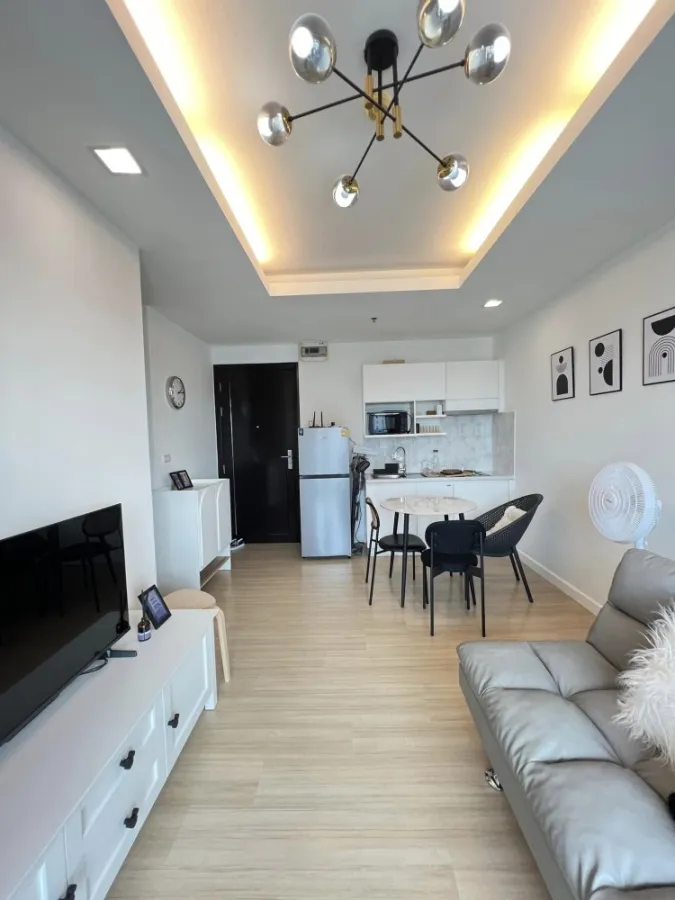 For rent: Thru Thonglor, beautifully decorated room, white tone, easy on the eyes, affordable price, hurry and reserve now, don't miss out.