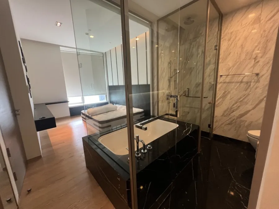 For sale or rent, Sala Daeng One, Lumphini Park view, fully fitted room, nicely decorated with built-in furniture, very spacious area, don't miss it.