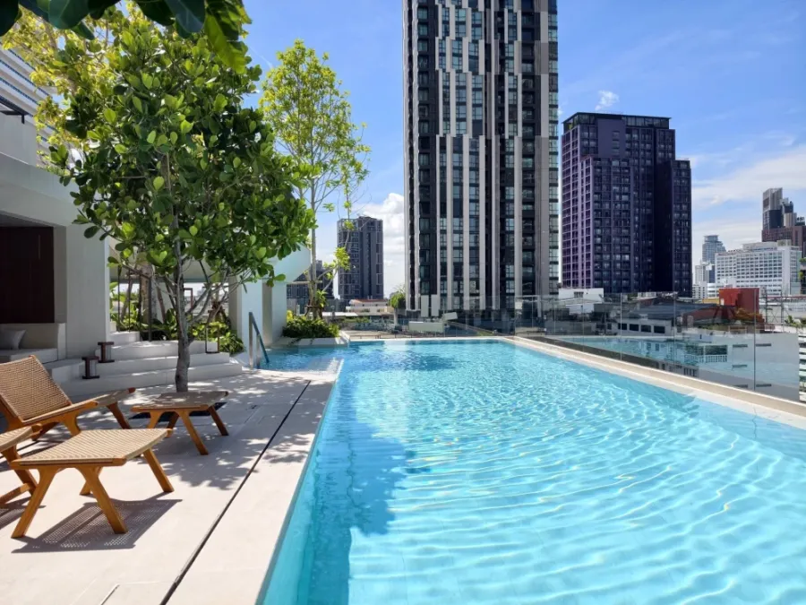 ✨ Urgent rental! Luxury pet-friendly condo, Via Sukhumvit 61, near BTS Ekkamai. 1 bedroom, 1 bathroom, 52.5 sq m, 2nd floor. Spacious and private room