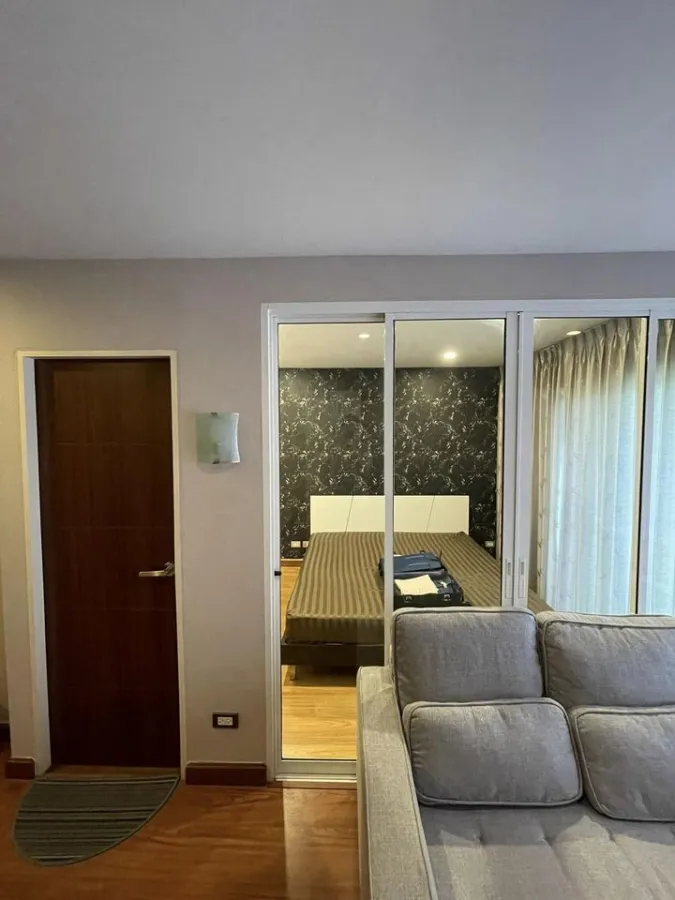 For rent, Tourmaline (Gold), Sathorn-Taksin, ready-to-move-in room, Buit-In, super cool, with wallpaper in the whole room, hurry up and book now.