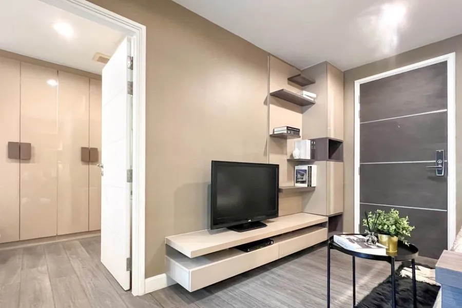 For sale: The Crest Sukhumvit 49, a luxurious Buit-In decorated room, very beautiful and livable. Good furniture, don't miss it.