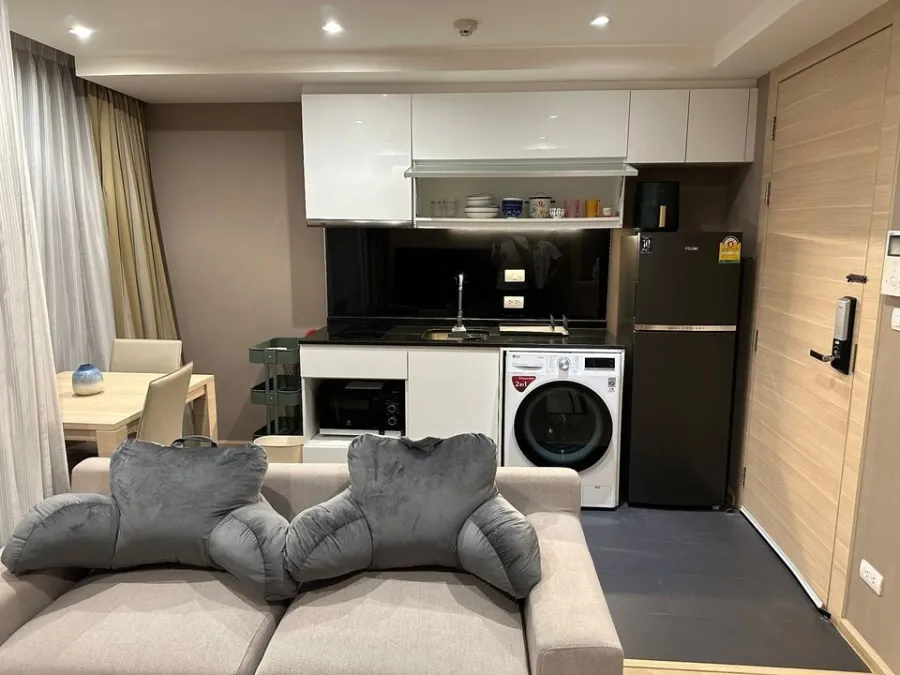 For rent: Class Condo Silom, decorated with built-ins, 6th floor, swimming pool view. Ready to carry your bags and move in.