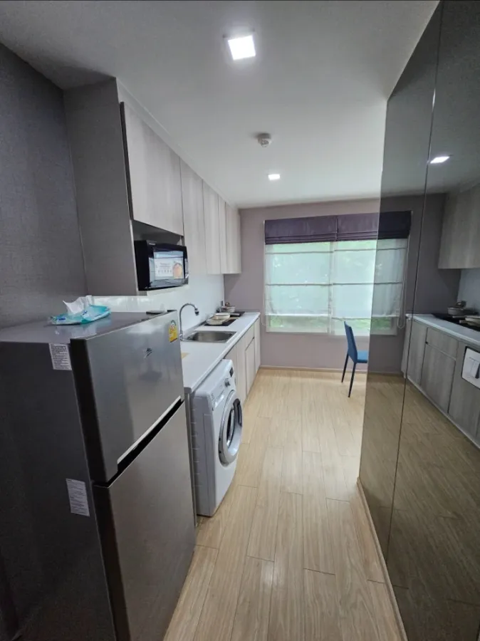 For sale, for rent, Winn Condo Phahon Yothin 52, quiet corner room, with awesome wallpaper throughout the room, very worth booking.