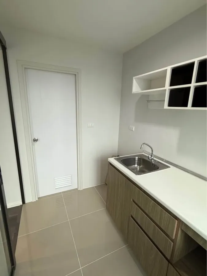 Selling high-floor unit at The Stage Taopoon Interchange. Nice and fully furnished. Book now!