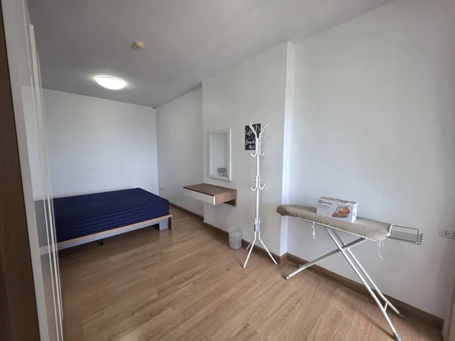 The room is in a very good position, not far from the elevator, not next to the garbage room, pool view, rent at Supalai Park Ratchaphruek-Phetkasem