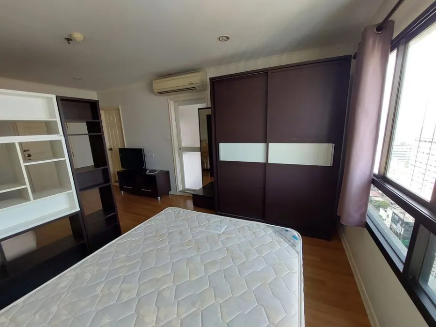 Condo for rent, Lumpini Place Phahol-Saphankwai, 17th floor, built-in furniture. Comes with a large sofa, book now.