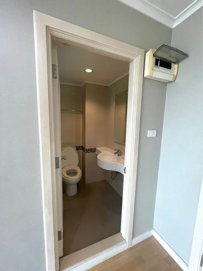 For sale rent Lumpini Park Riverside Condo Rama 3, empty room, 34th floor, Chao Phraya River view, come to reserve.