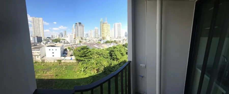 For rent: Flexi Sathorn - Charoen Nakhon, 8th floor, view of the BTS Skytrain and Icon Siam, fully furnished. Book now!