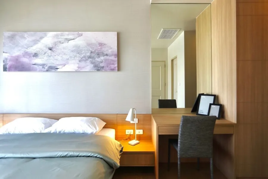 Corner room for rent, beautiful floor plan, ready to move in, high floor at Noble Reform Condo, you can't miss it.