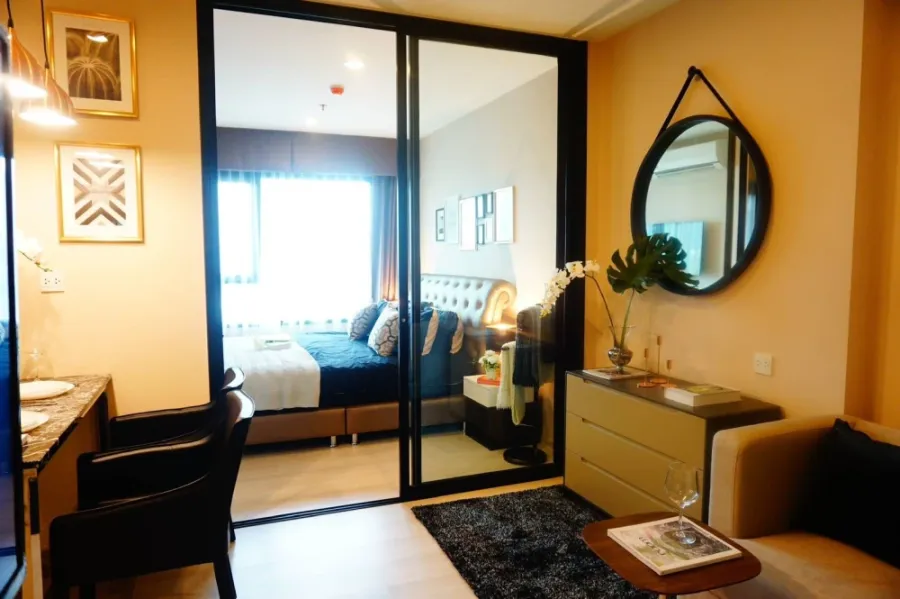 For rent!! Life Asoke, near the BTS, decorated by a designer, luxurious style, in the heart of the city, great view, fully furnished with famous brand