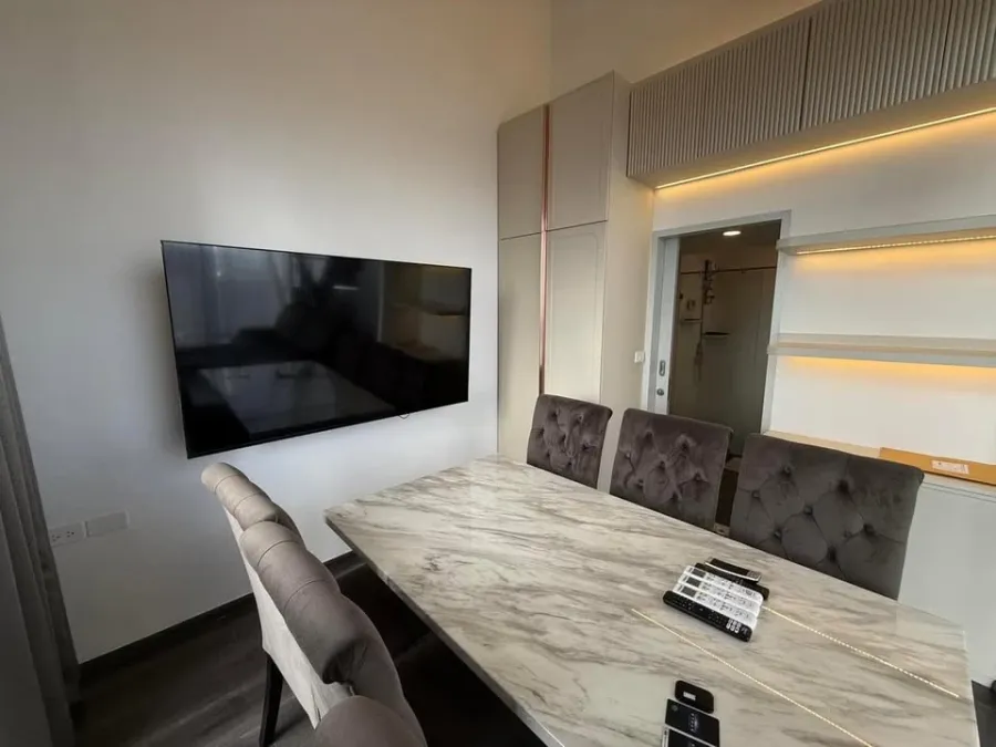For sale and rent, Knightsbridge Space Ratchayothin, high floor, good view, duplex style room. Good furniture, reserve quickly.
