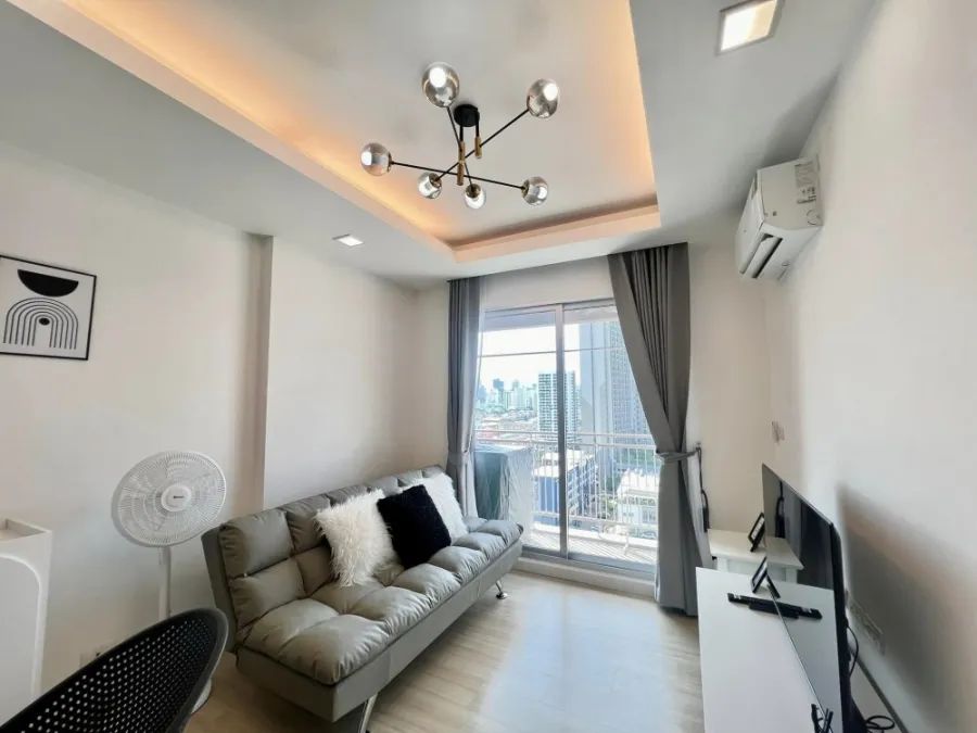 For rent: Thru Thonglor, beautifully decorated room, white tone, easy on the eyes, affordable price, hurry and reserve now, don't miss out.