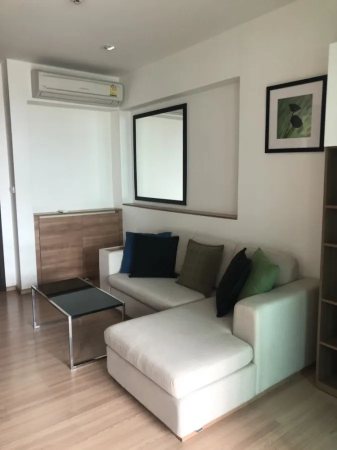 Rhythm Phahon-Ari for rent. This room has a great view, well furnished, plus a lot of storage. You need this room, don't miss it.
