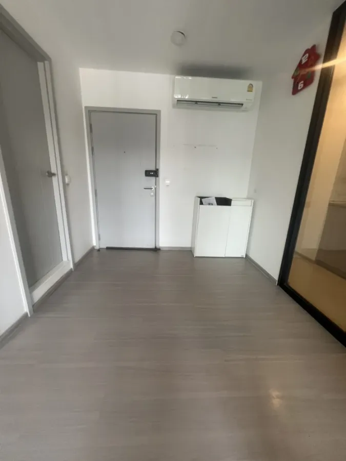 For rent: Aspire Sukhumvit-Onnut, Building B, 8th floor. Spacious and comfortable room, not cramped at all. Highly recommended!