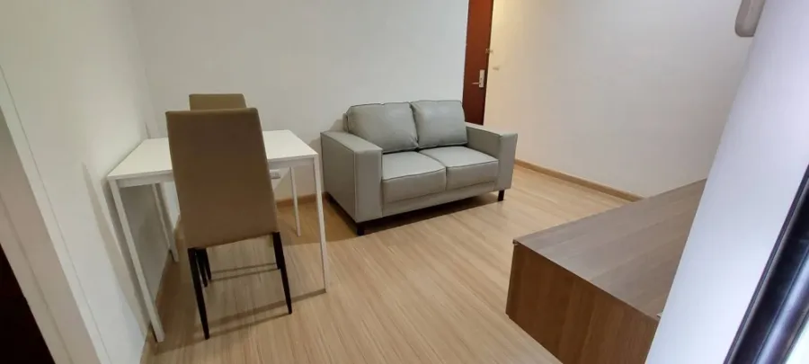 For rent: Chateau In Town Sukhumvit 64/1. Available and ready to move in. Beautiful room, exactly as pictured. 3rd floor, corner unit, pool view. Don'