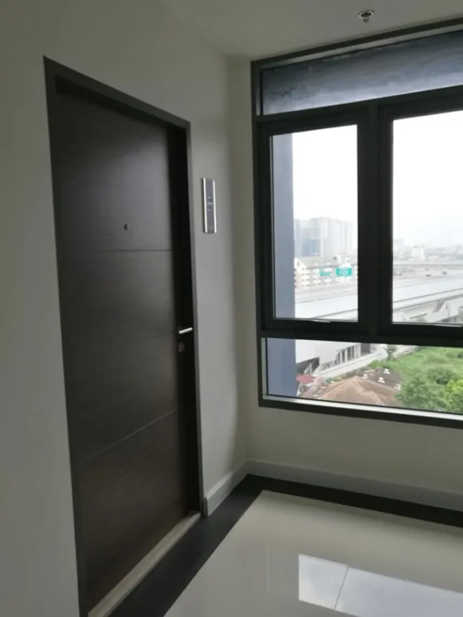 For rent, Metro Sky Prachachuen, corner room, 10th floor, good view, comes with full facilities. I was told that I had to reserve.
