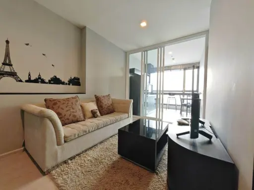 For rent, Rhythm Sukhumvit 44/1, high floor, city view, too beautiful to resist, room 45 sq m., plenty of usable space left, move now.