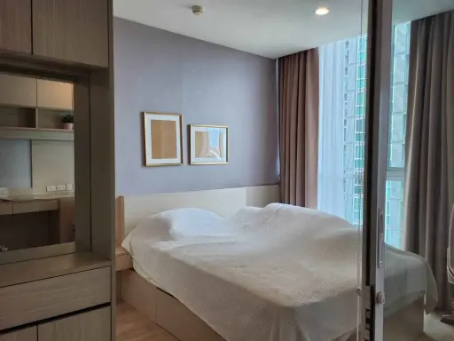 Condo for sale: Noble Revolve Ratchada 2, room decorated with built-ins, comfortable bed, balcony facing north, hurry and reserve now.