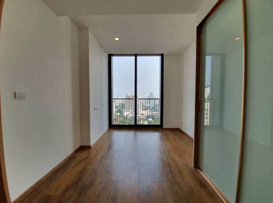 Condo for rent, Noble B Sukhumvit 33, high floor room, good view, comes with full amenities.