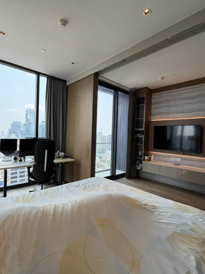 For rent: Ashton Silom, corner unit, quiet, high floor with beautiful unblocked view, fully furnished. Don't miss this great opportunity!