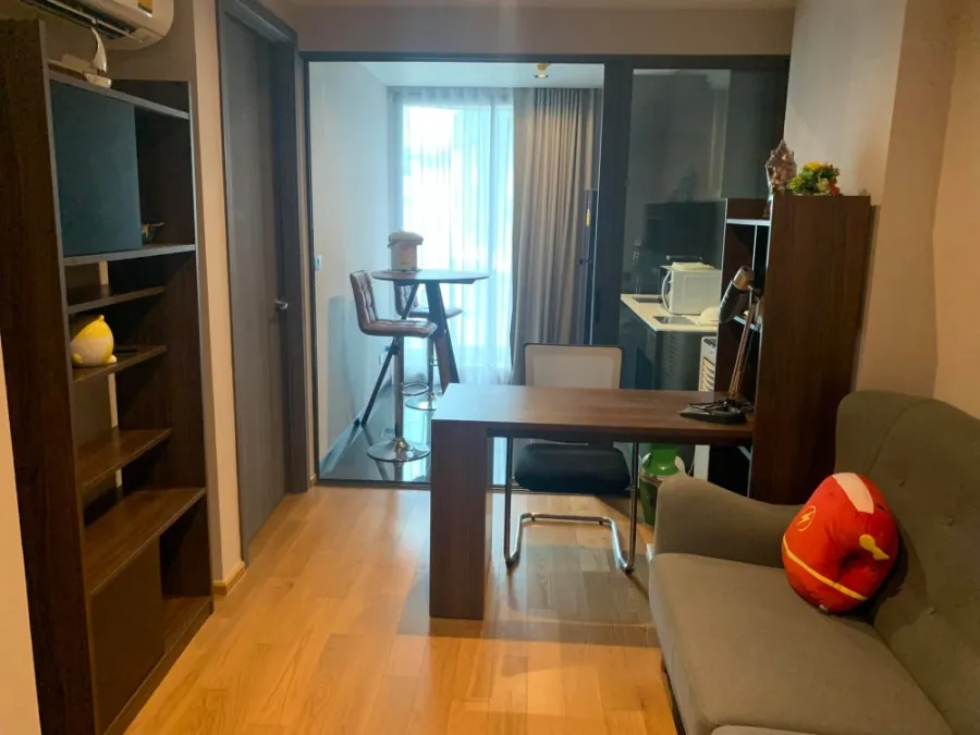 For rent Altitude Samyan-Silom, ready to move in. Fully furnished with built-in bathtub Make up your mind before you miss it.