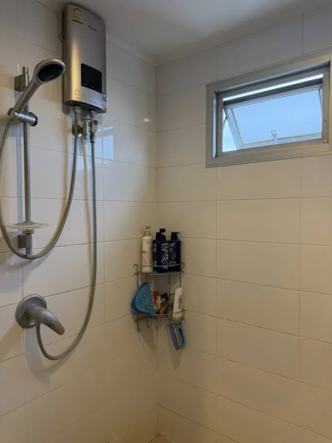 For sale: Lumpini Place Rama 9. Very high floor unit, receiving warm morning sunlight, not hot in the afternoon. Corner unit, not crowded. A highly re