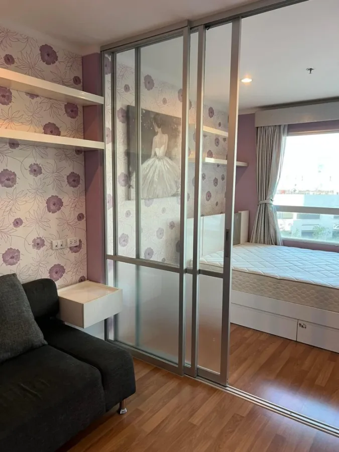 For rent, Lumpini Park Rama 9-Ratchada, 1 bedroom, with colorful wallpaper, very inviting, hurry to book before you miss it.