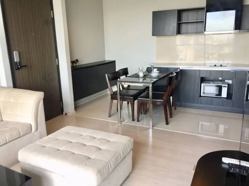 ขายพร้อมผู้เช่า คอนโด ริทึ่ม สุขุมวิท 44/1 ชั้นสูง 2 ห้องนอน ตกแต่งครบ ทำเลดี น่าลงทุน อย่ารอช้า