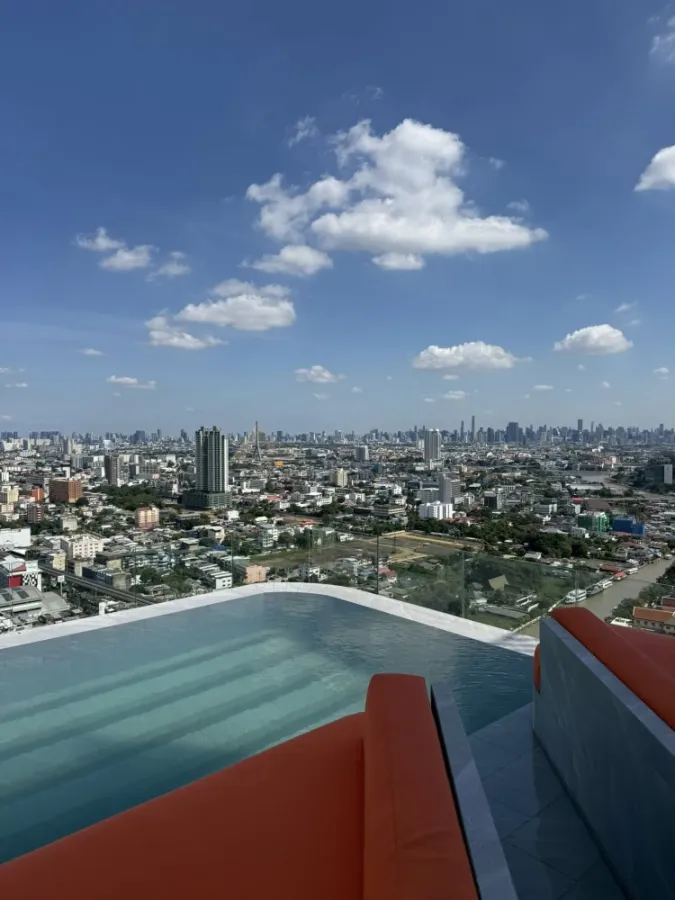 Selling down payment for Origin Play Bangkhunnon Triple Station. Spacious room with ample usable space. Great location, convenient transportation. Boo