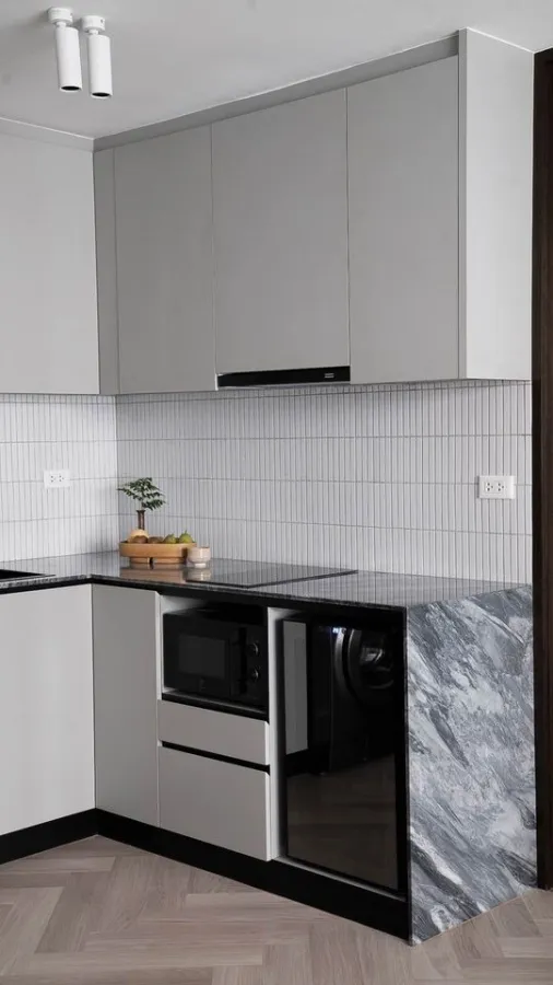 For sale: The Address Pathumwan, spacious corner room, decorated very elegantly. Premium furniture, great built-ins, don't miss out on something good