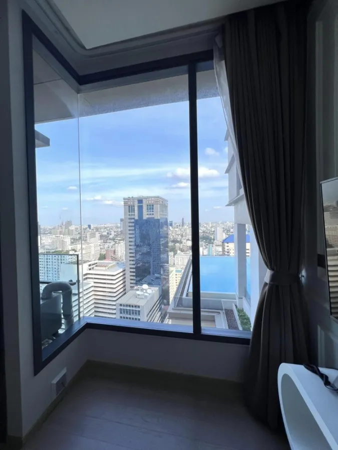Condo for sale, The Esse Asoke, with a balcony, fully furnished, beautiful room, near the BTS, can't miss it.