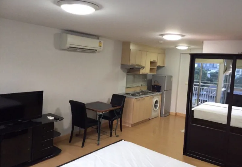 Rent / sell Condo Plus 38 Hip, beautiful view, complete with furniture, golden location, special price, no, can't book now.