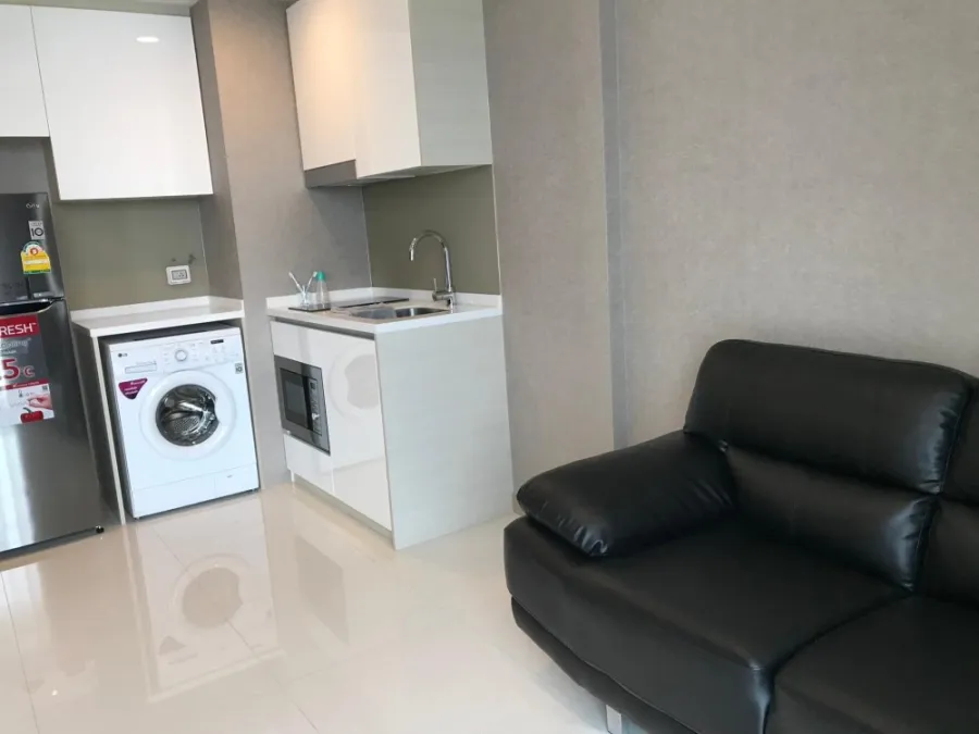 For sale: The Riviera Wongamat Beach (North Pattaya), green area view, very shady and comfortable, with good quality furniture.