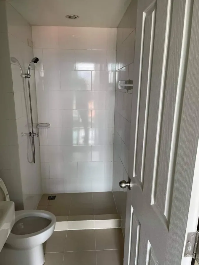 Condo for sale, The Cube Ramkhamhaeng, nice partitioned room. Put up a lot of wallpaper. You can come alone. Don't miss it.