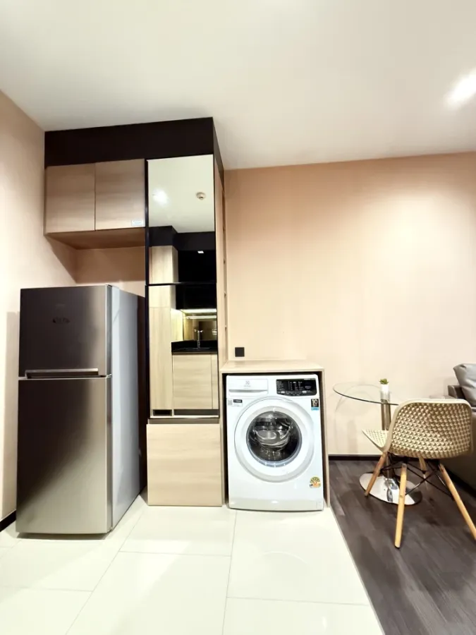 Spacious and comfortable condo for rent at THE LINE Asoke Ratchada, fully furnished and equipped with appliances. Ready to move in immediately.