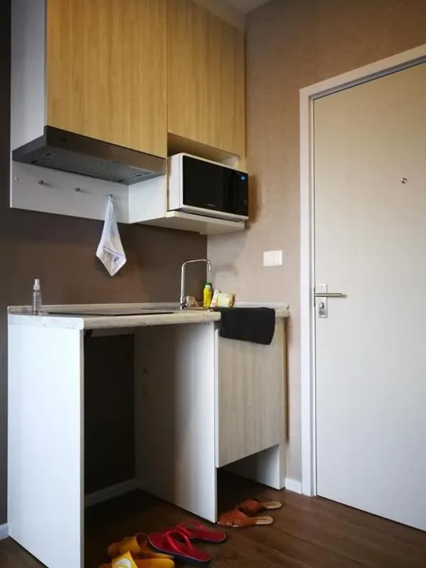 For rent, Notting Hill, Sukhumvit-Praksa, 8th floor, wallpapering the whole room near bts Praksa, hurry up