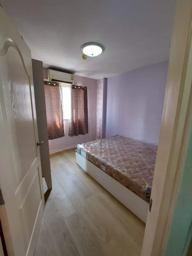 For rent, Lumpini Condo Town Rattanathibet, 5th floor, fully furnished room, just carry your bags and move in immediately. Book now, urgent.