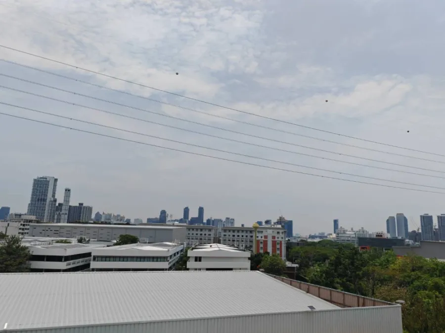 For rent: NICHE MONO RAMA 9, a room with cool tones, very comfortable to the eyes, with a clear and open city view. You can't miss booking it.