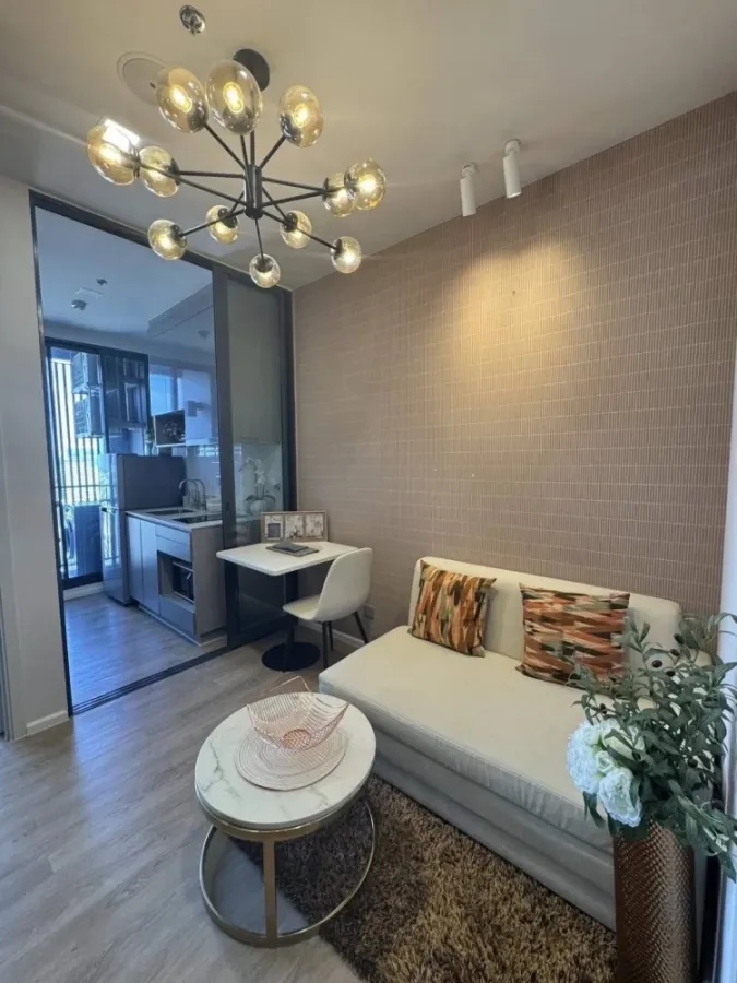 For rent: Modiz Rhyme Ramkhamhaeng, ready to move in, stunningly beautiful unit with built-in furnishings throughout. Don't miss out!